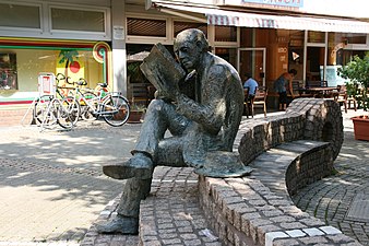 Sculptuur Lesende op de stedelijke beeldenroute