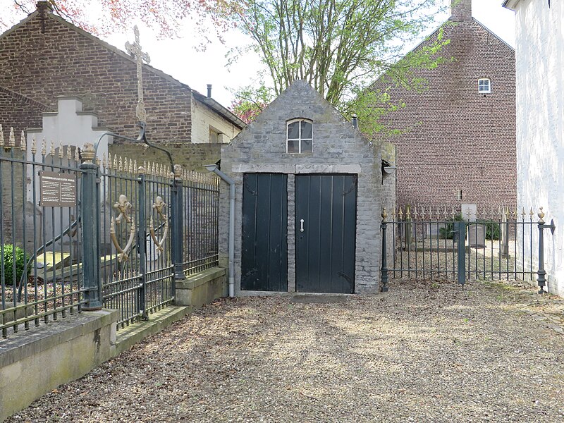 File:Hervormde Kerk, Stevensweert begraafplaats.jpg