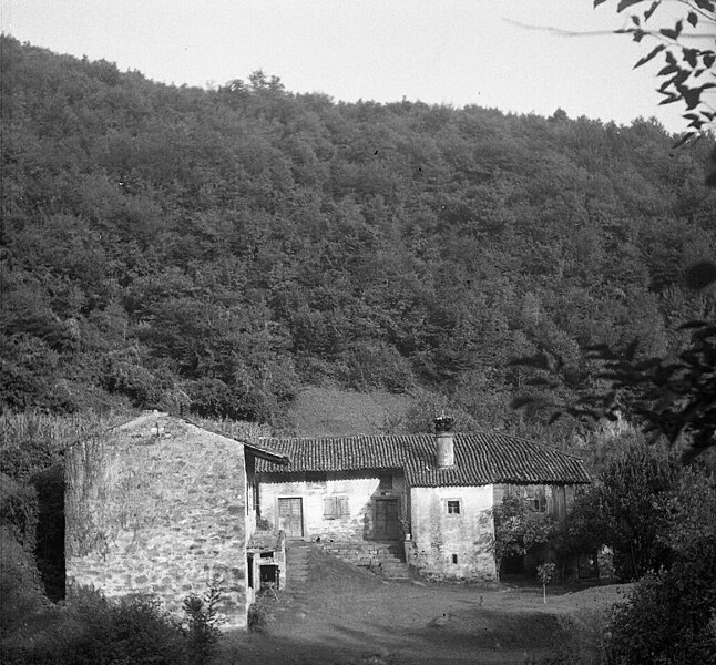 File:Hiša ob poti v Kožbano (pri Kovačih). V celoti s štalo (hlevom) 1953.jpg