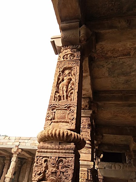 File:Hindu-temple ruins in qutub minar.jpg