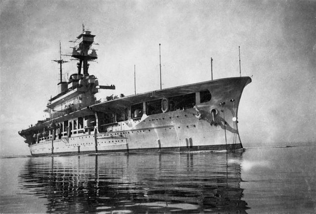 Енглески војни брод ХМС Игл у Медитерану, 1942.