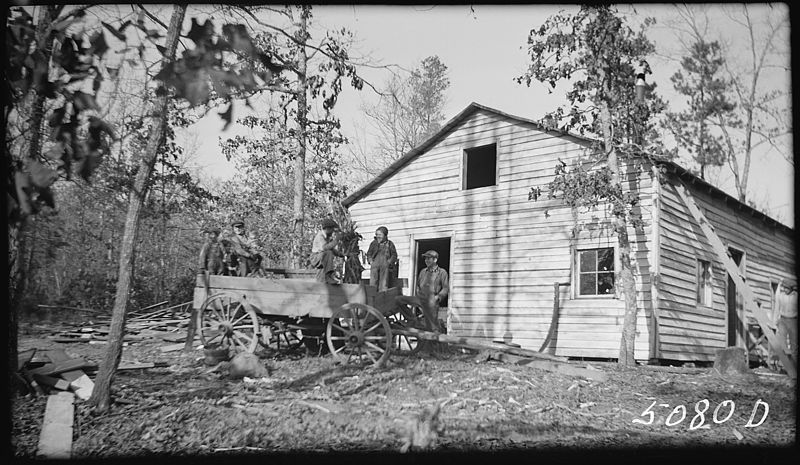 File:Hogshed, J.E., family moving - NARA - 280553.jpg