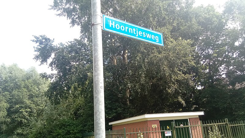 File:Hoorntjesweg street sign, Winschoten (2019) 04.jpg