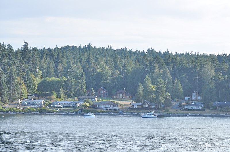 File:Houses on San Juan Island, seen from Sidney-Anacortes ferry 01 (20632282342).jpg