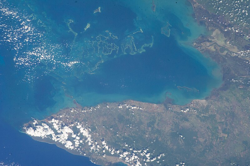 File:ISS036-E-4059 - View of Cuba--Gulf of Guacanayabo. Manzanillo (cayo Grande, cayo Largo). Campechuela. Media Luna. Niquero. Pilón.jpg