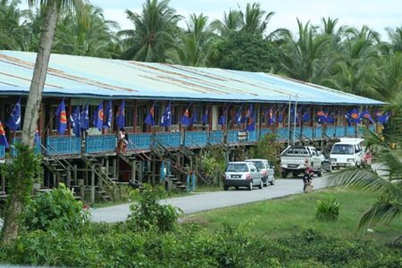 Tập_tin:Iban_longhouses_at_Bintulu,_Sarawak,_Malaysia.jpg