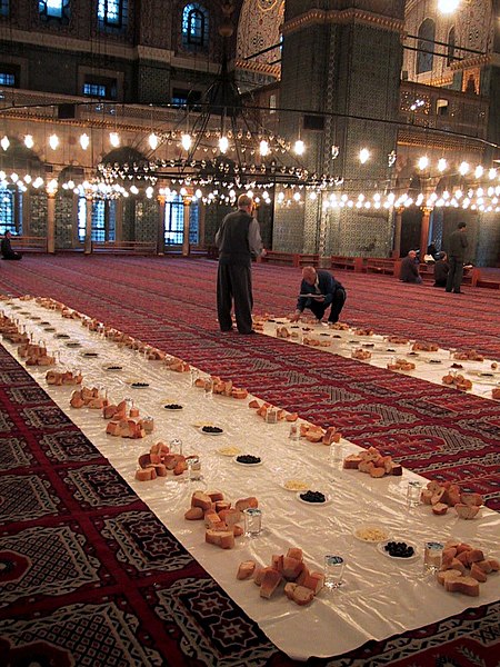 https://upload.wikimedia.org/wikipedia/commons/thumb/b/b5/Iftar_in_Istanbul_Turkey.jpg/450px-Iftar_in_Istanbul_Turkey.jpg