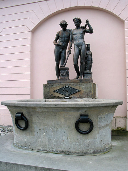 File:Ildefonso-Brunnen am Burgplatz.jpg