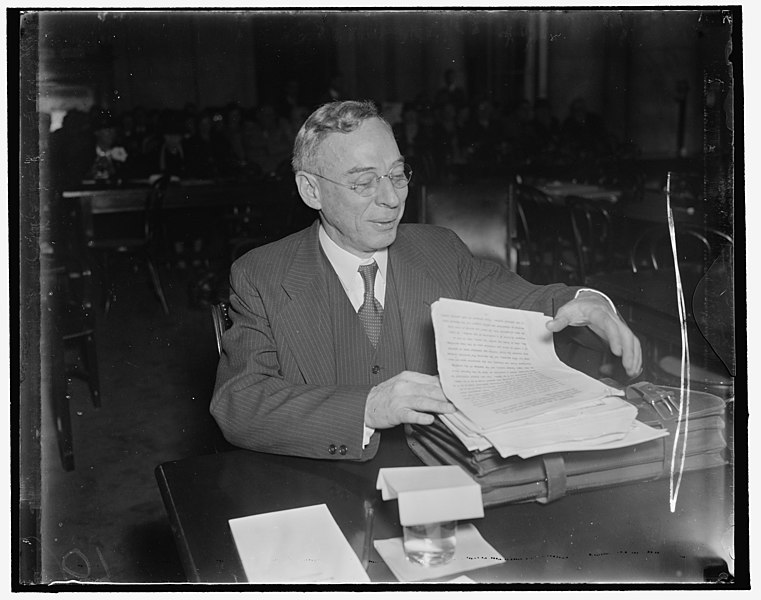 File:In spotlight before Senate Judiciary Committee. Washington, D.C., April 2. Walter F. Dodd, Chicago lawyer and constitutional authority, appeared before the Senate Judiciary Committee today LCCN2016871467.jpg