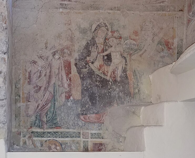 File:Itri, chiesa di San Michele Arcangelo - Nicchia affrescata, Madonna col Bambino e santi.jpg