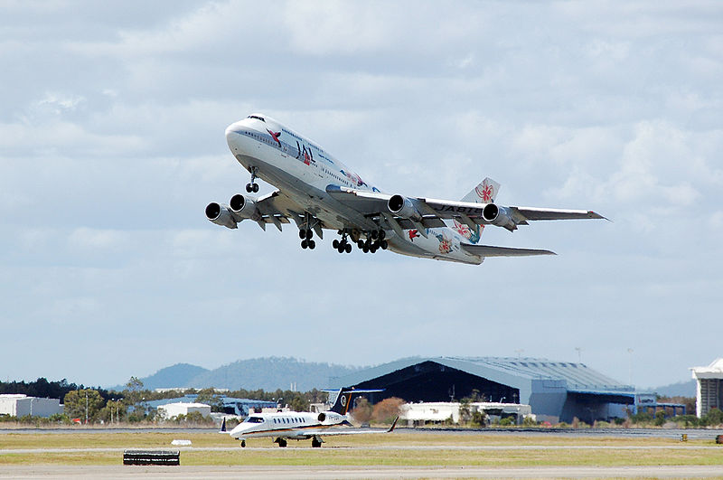 File:JA8183 Reso`cha Boeing 747-346SR Japan Airlines (JAL) and VH-SQV Bombardier Learjet 45 Singapore Flying College (9048699256).jpg