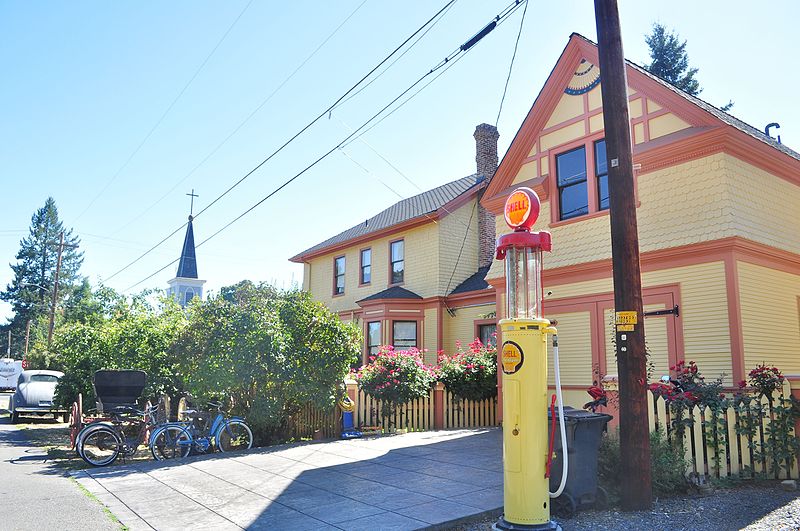 File:Jacksonville, Oregon - old Shell gasoline pump outside a private house.jpg