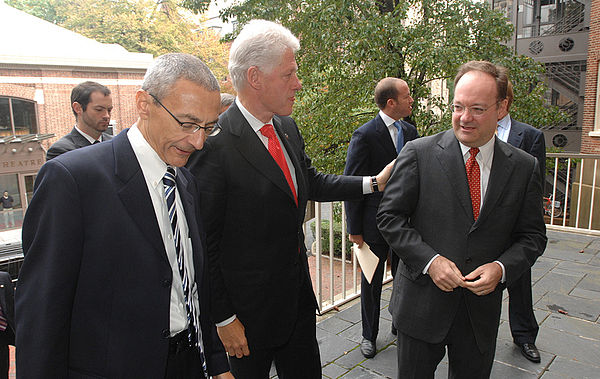 DeGioia with President Bill Clinton and White House Chief of Staff John Podesta in 2006, outside the Old North Building on the campus of Georgetown Un