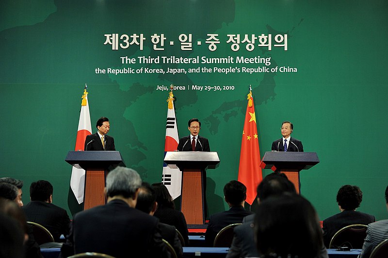 File:KOCIS Joint press release of the third trilateral summit meeting (4654042585).jpg