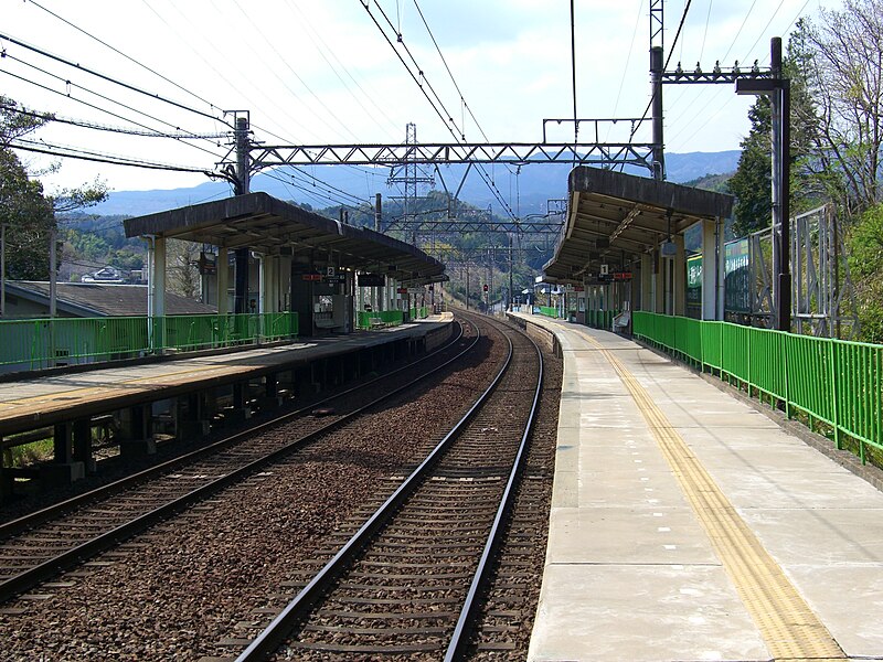 File:KT-Sakakibara-OnasenguchiStation-Platform.jpg