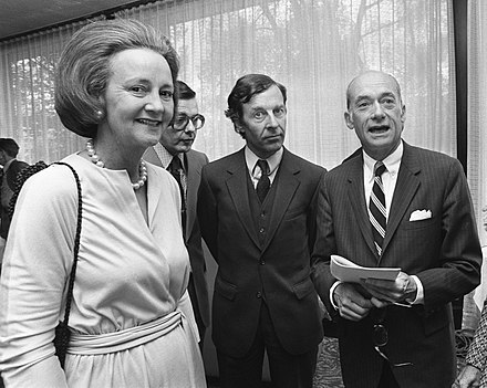 Graham with a Dutch news official and U.S. ambassador to the Netherlands, 1975