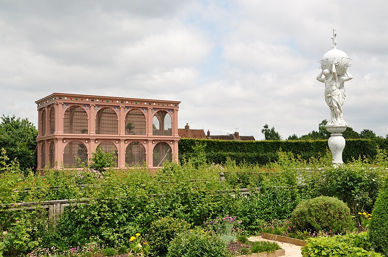 File:Kenilworth Castle Gardens (9801).jpg