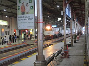KA Turangga memasuki Stasiun Madiun, 2015