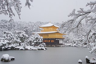 Kultainen paviljonki lumessa