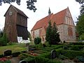 Kirche mit Friedhof, Friedhofsportal, Glockenturm und Gefallenendenkmal 1914/18