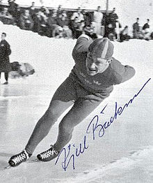 Photo dédicacée de Kjell Bäckman patinant.