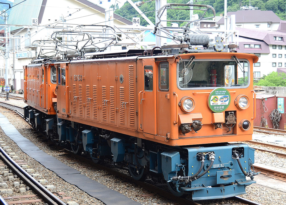 Kurobe gorge railway EDR33 and EDM29.JPG