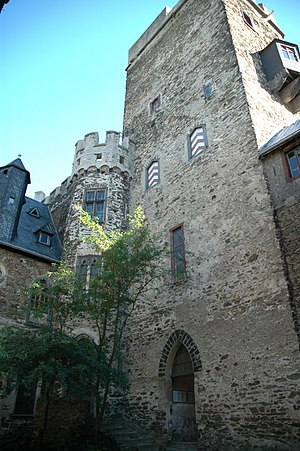 Burg Lahneck: Geschichte, Besonderheiten, Wanderweg