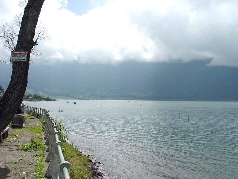 File:Lake Bratan, Bali 200507-2.jpg