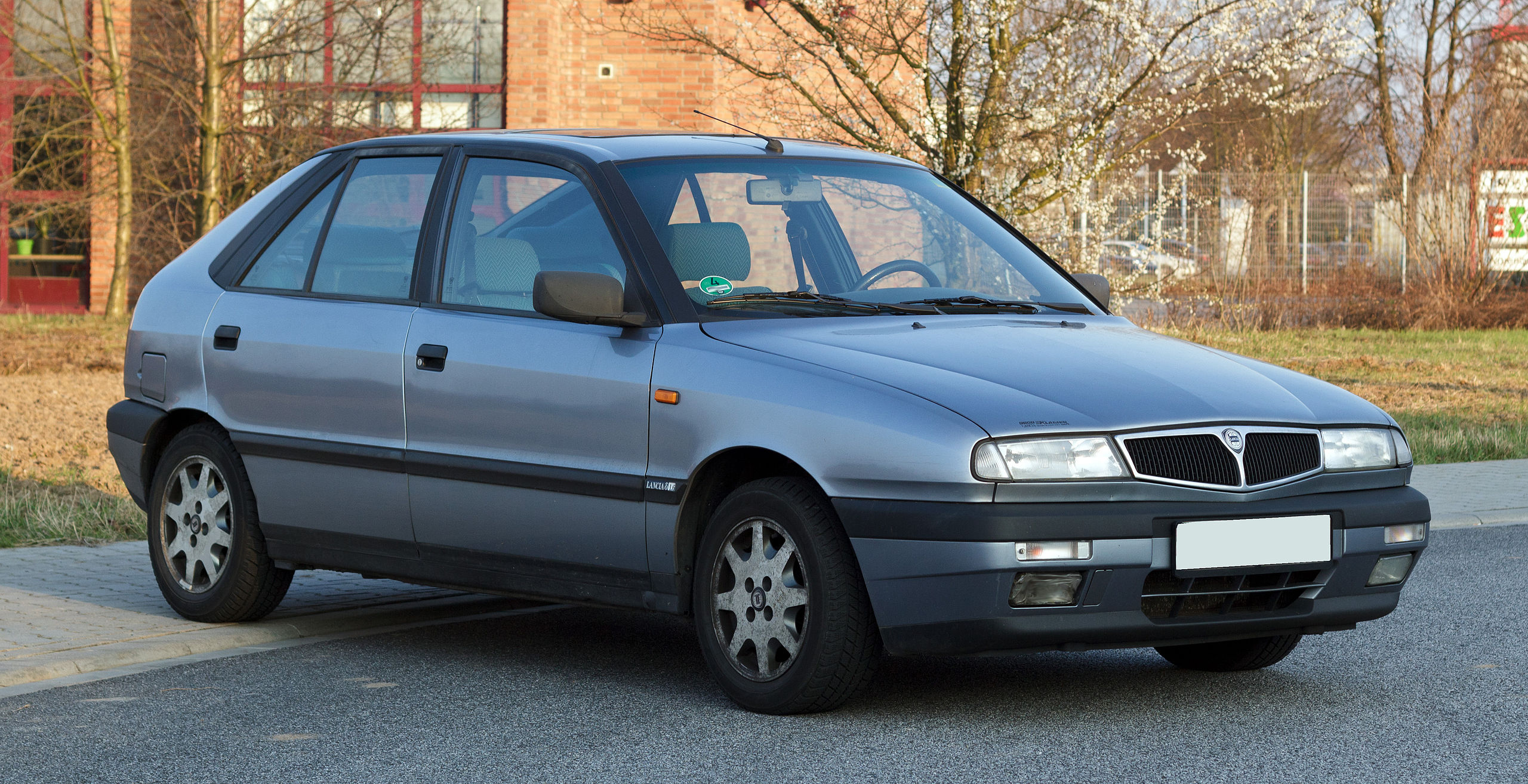 Eine Nahaufnahme eines Details des Rades mit dem Speedline Felgenschutz  eines Lancia Delta HF Stockfotografie - Alamy