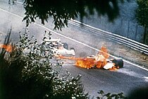 Niki Lauda's brandende Ferrari 312T2 vlak voordat hij geraakt wordt door Brett Lunger's Surtees TS19.