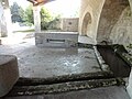 Intérieur du lavoir de Marseille, à Mane (Alpes-de-Haute-Provence) : rigoles conduisant l’eau du bassin de la fontaine aux bassins de lavage