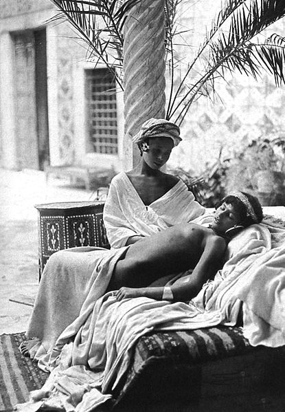 File:Lehnert et Landrock - Couple posed in courtyard - ca. 1912.jpg