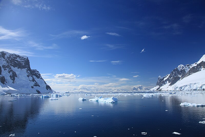 File:Lemaire Channel, Antarctica.jpg