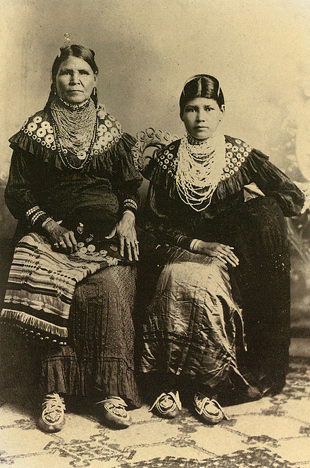Jennie Bobb (left) and her daughter Nellie Longhat (right), both members of the Delaware Nation in Oklahoma in 1915