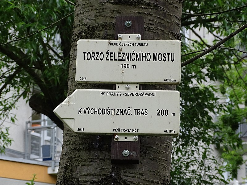 File:Libeň, torzo železničního mostu, směrovka.jpg