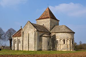 Vue de l'église Saint-Denis de Lichères : le chevet et l'élévation sud vus depuis le sud-est