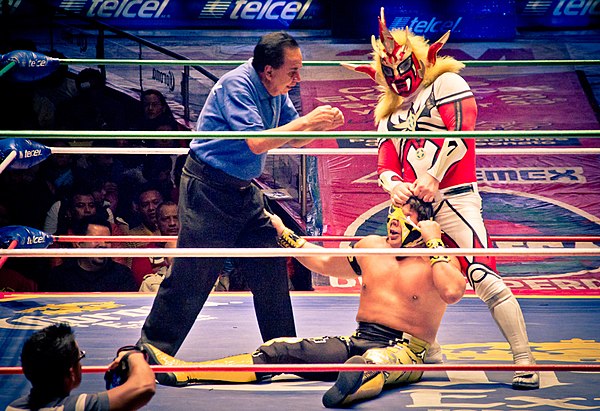 Jushin Thunder Liger tearing at Guerrero's mask during Liger's tour of Mexico