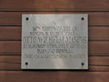 Gedenkplaat voor Otto Wilhelm Masing tegen de muur van de bibliotheek in Lohusuu