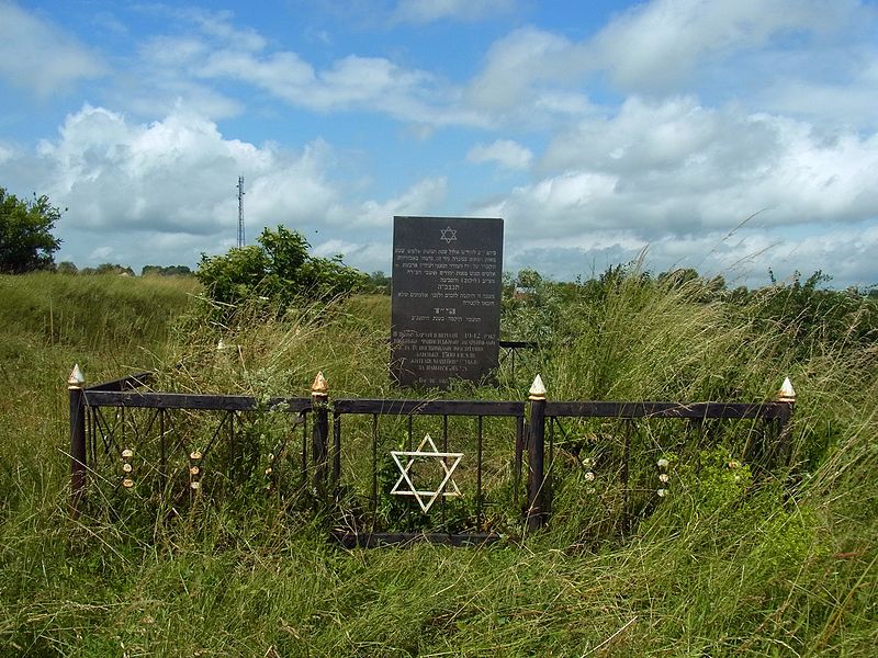 File:Lukiv Turiyskyi Volynska-grave of Jews killed in 1942 1.jpg