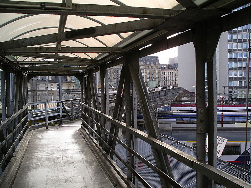 File:Luxemburg Bahnhof Fussgaengerbruecke.JPG