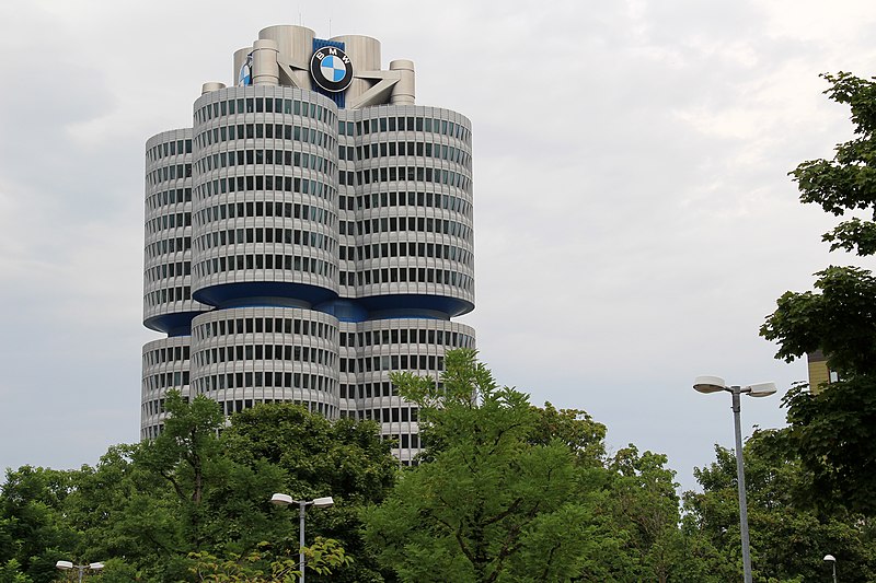 File:München - BMW-Hochhaus.jpg