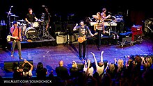 Maroon 5 on Soundcheck (4921182971).jpg