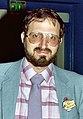 photo en couleur d'un homme avec des lunettes et une barbe