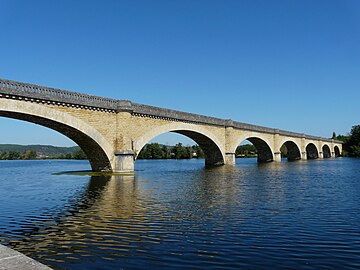 Le pont ferroviaire de Mauzac au-dessus de la retenue du barrage de Mauzac. Au fond, la commune de Calès.