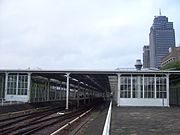 Perron met metrosporen