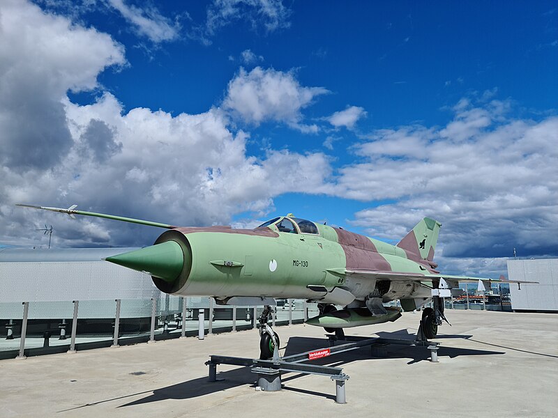 File:MiG-21 on display on top of Verkkokauppa in Helsinki.jpg