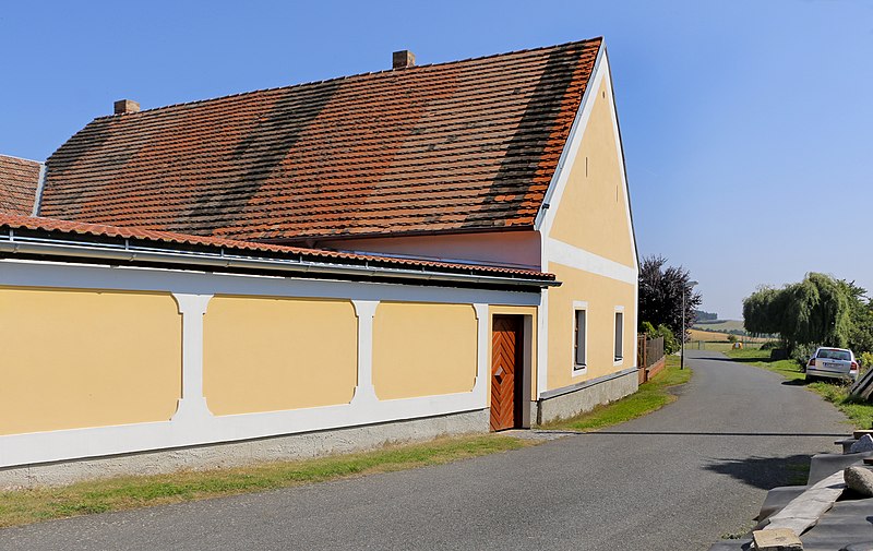 File:Miloňovice, old farm.jpg