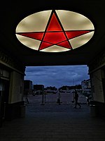 Nacht.  Glas-in-loodraam "Red Star" van de grondvestibule