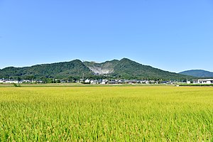 南麓から望む富谷山（茨城県桜川市）