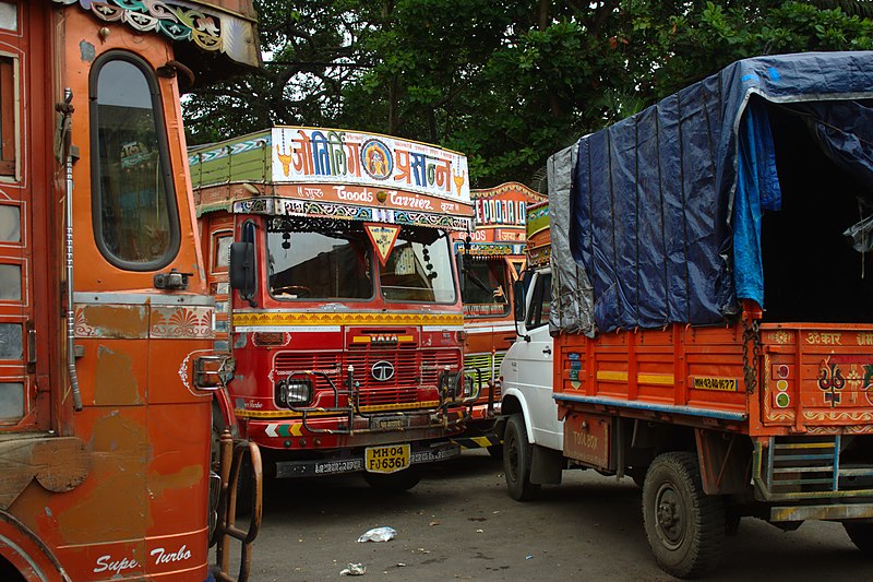 File:Mumbai, PD Mello Road, náklaďáky.jpg